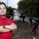 Foto warga sedang menimbun lubang jalan di ruas Trans Kalimantan Desa Hajak Barito Utara.
