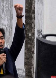Foto Prayogo dari Aliansi Mahasiswa Peduli Pendidikan memberikan pernyataan.