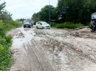 Foto kondisi jalan nasional rusak parah di Desa Timpah, Kabupaten Kapuas, Kalimantan Tengah