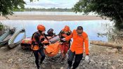 Foto tim SAR sedang mengevakuasi korban di DAS Kahayan, Kabupaten Pulang Pisau.