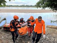 Foto tim SAR sedang mengevakuasi korban di DAS Kahayan, Kabupaten Pulang Pisau.