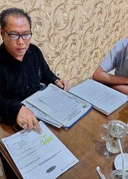 Foto Advokat Men Gumpul sedang memberikan keterangan terkait sengketa tanah di Kotawaringin Timur.