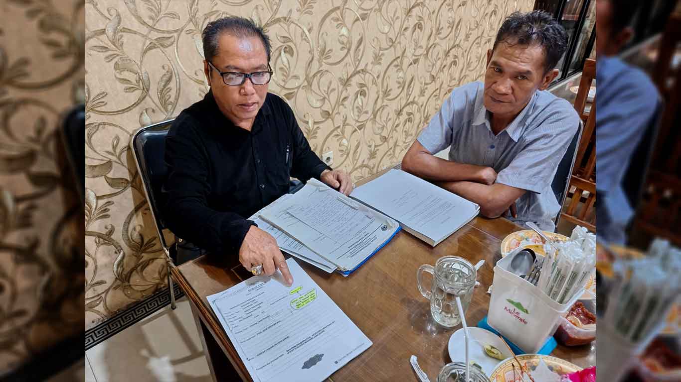 Foto Advokat Men Gumpul sedang memberikan keterangan terkait sengketa tanah di Kotawaringin Timur.