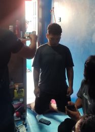 Foto petugas kepolisian melakukan pemeriksaan di lokasi kamar kos di Palangka Raya