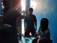 Foto petugas kepolisian melakukan pemeriksaan di lokasi kamar kos di Palangka Raya