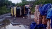 Foto truk bermuatan terbalik di ruas Jalan Palangka Raya–Kuala Kurun.