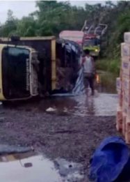 Foto truk bermuatan terbalik di ruas Jalan Palangka Raya–Kuala Kurun.