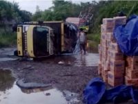 Foto truk bermuatan terbalik di ruas Jalan Palangka Raya–Kuala Kurun.