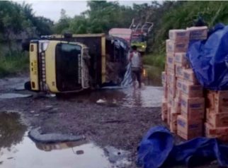 Foto truk bermuatan terbalik di ruas Jalan Palangka Raya–Kuala Kurun.