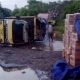 Foto truk bermuatan terbalik di ruas Jalan Palangka Raya–Kuala Kurun.