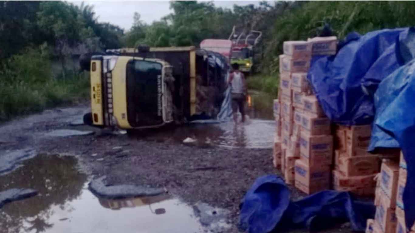 Foto truk bermuatan terbalik di ruas Jalan Palangka Raya–Kuala Kurun.