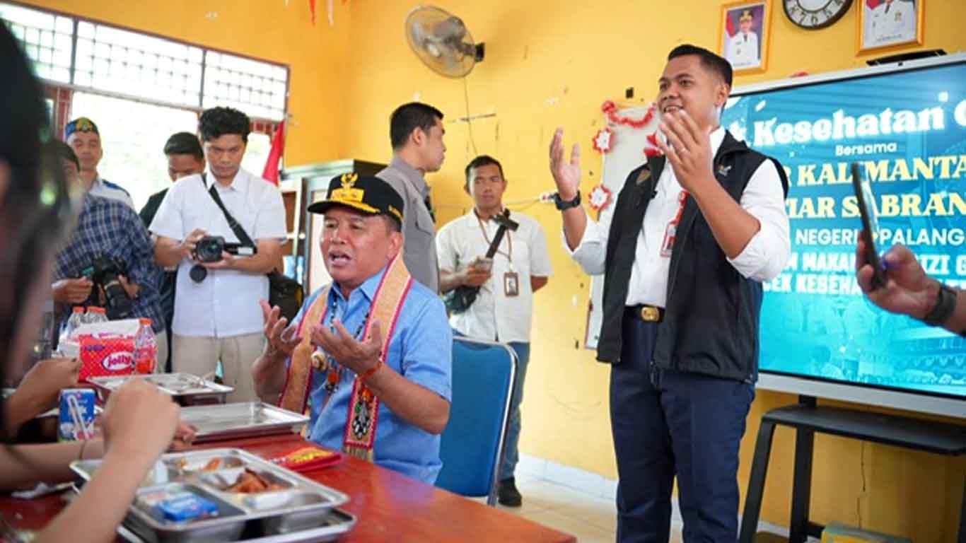 Foto Gubernur Kalimantan Tengah meninjau pelaksanaan MBG di sekolah.