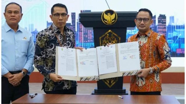 Foto penandatanganan kerja sama antara Pemerintah Kota Palangka Raya dan mitra strategis di Palangka Raya