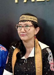 Foto Dr. Tari Budayanti Usop memberikan pernyataan di Palangka Raya