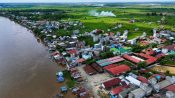Foto udara Kelurahan Mengkatip di Kecamatan Dusun Hilir, Kabupaten Barito Selatan, yang memperlihatkan permukiman di tepi sungai dan kawasan lahan terbuka.