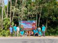 Anggota Kelompok Tani Muda Berkarya memasang baleho imbauan stop karhutla di pinggir jalan poros Trans Kalimantan, Kalampangan.
