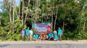 Anggota Kelompok Tani Muda Berkarya memasang baleho imbauan stop karhutla di pinggir jalan poros Trans Kalimantan, Kalampangan.