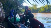 Tim SAR Gabungan mengevakuasi korban tenggelam di Perairan Muara Sampit.