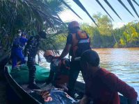 Tim SAR Gabungan mengevakuasi korban tenggelam di Perairan Muara Sampit.