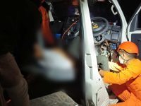Tim Rescue Kantor Pencarian dan Pertolongan Palangka Raya bersama unsur SAR gabungan melakukan evakuasi korban kecelakaan lalu lintas menggunakan Peralatan Ekstrikasi.