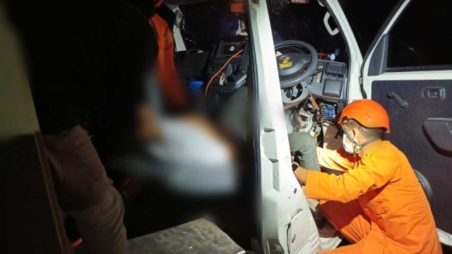 Tim Rescue Kantor Pencarian dan Pertolongan Palangka Raya bersama unsur SAR gabungan melakukan evakuasi korban kecelakaan lalu lintas menggunakan Peralatan Ekstrikasi.