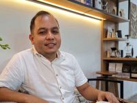 Evandi menyampaikan pandangan mengenai pembangunan infrastruktur di Kabupaten Gunung Mas.