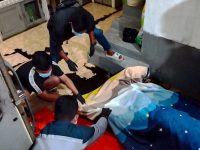 Foto petugas sedang melakukan olah tempat kejadian perkara di Jalan Pramuka IV, Palangka Raya.