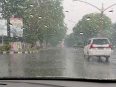 Hujan turun di Palangka Raya terlihat dari dalam mobil