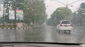 Hujan turun di Palangka Raya terlihat dari dalam mobil