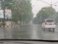 Hujan turun di Palangka Raya terlihat dari dalam mobil
