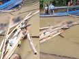 Jasad ditemukan mengapung di aliran Sungai Katingan sebelum proses evakuasi.