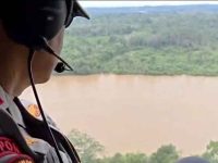 Kapolda Kalimantan Tengah dan Gubernur Kalimantan Tengah melakukan patroli udara untuk memantau proses pencarian di Kabupaten Katingan.