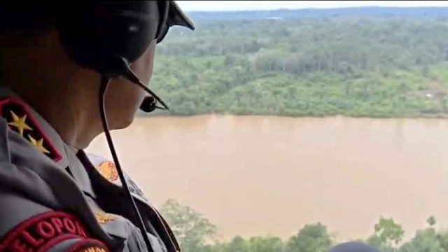 Kapolda Kalimantan Tengah dan Gubernur Kalimantan Tengah melakukan patroli udara untuk memantau proses pencarian di Kabupaten Katingan.