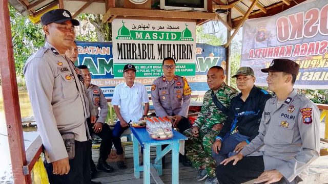 Kapolsek Pulau Petak menghadiri pembentukan Posko Masyarakat Peduli Api di Desa Mawar Mekar.