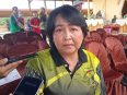 Iceu Purnamasari meninjau kondisi rumah warga penerima program BPKRTLH di Desa Tumbang Danau