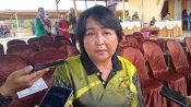 Iceu Purnamasari meninjau kondisi rumah warga penerima program BPKRTLH di Desa Tumbang Danau