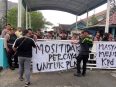 Massa Aliansi Gerakan Palangka Raya Gelap berunjuk rasa di depan Kantor PLN UP3 Palangka Raya.
