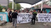 Massa Aliansi Gerakan Palangka Raya Gelap berunjuk rasa di depan Kantor PLN UP3 Palangka Raya.