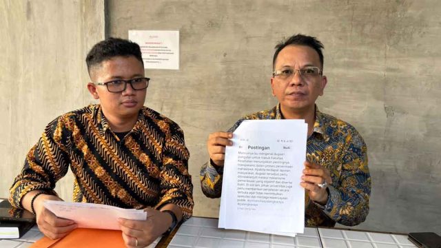 Parlin Bayu Hutabarat didampingi Kandoni Siringoringo menunjukkan teks postingan yang dipersoalkan.