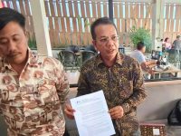 Parlin Bayu Hutabarat memberikan keterangan kepada awak media terkait polemik Pilrek UPR.