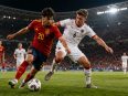 Pemain Spanyol dan Austria berebut bola dalam pertandingan sepak bola.