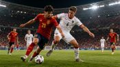 Pemain Spanyol dan Austria berebut bola dalam pertandingan sepak bola.