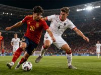 Pemain Spanyol dan Austria berebut bola dalam pertandingan sepak bola.