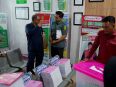 Petugas Kejati Kalteng dan Kejari Palangka Raya melimpahkan berkas perkara korupsi zirkon ke Pengadilan Tipikor Palangka Raya