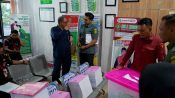 Petugas Kejati Kalteng dan Kejari Palangka Raya melimpahkan berkas perkara korupsi zirkon ke Pengadilan Tipikor Palangka Raya