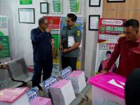 Petugas Kejati Kalteng dan Kejari Palangka Raya melimpahkan berkas perkara korupsi zirkon ke Pengadilan Tipikor Palangka Raya