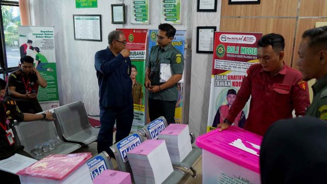 Petugas Kejati Kalteng dan Kejari Palangka Raya melimpahkan berkas perkara korupsi zirkon ke Pengadilan Tipikor Palangka Raya