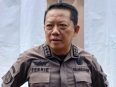 Petugas mengawal mantan Jampidsus Febrie Adriansyah keluar dari Gedung Utama Kejaksaan Agung