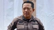 Petugas mengawal mantan Jampidsus Febrie Adriansyah keluar dari Gedung Utama Kejaksaan Agung
