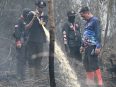 Petugas tim gabungan saat melancarkan operasi pemadaman dan pemantauan kebakaran hutan dan lahan di Palangka Raya.